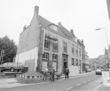 884933 Gezicht op de voorgevels van de panden Voorstraat 59 (rechts, Huize Begijnehof) en 61 (Restaurant 't Begijnehof) ...